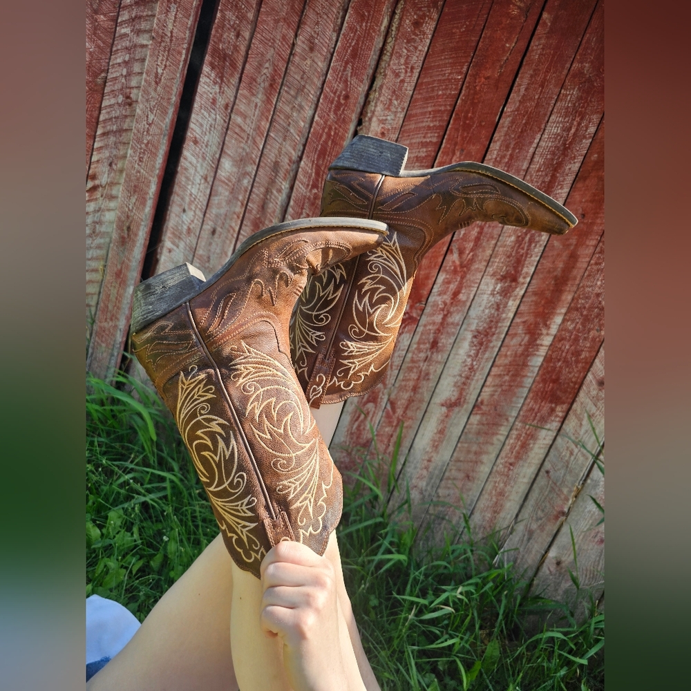 Ariat Tan Western Boots with Embroidery